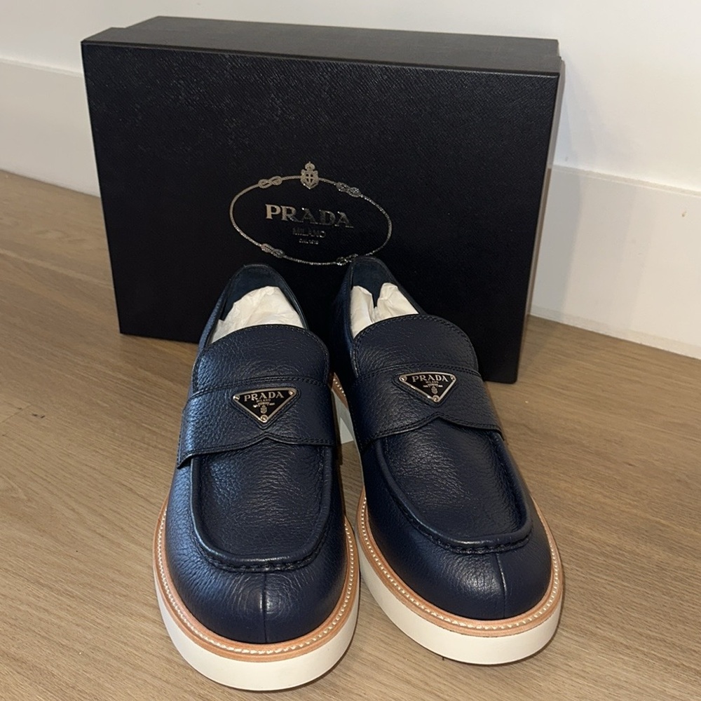Prada Men's Triangle Logo Leather Loafer NWT
Size Men’s 12US - Picture 3 of 6